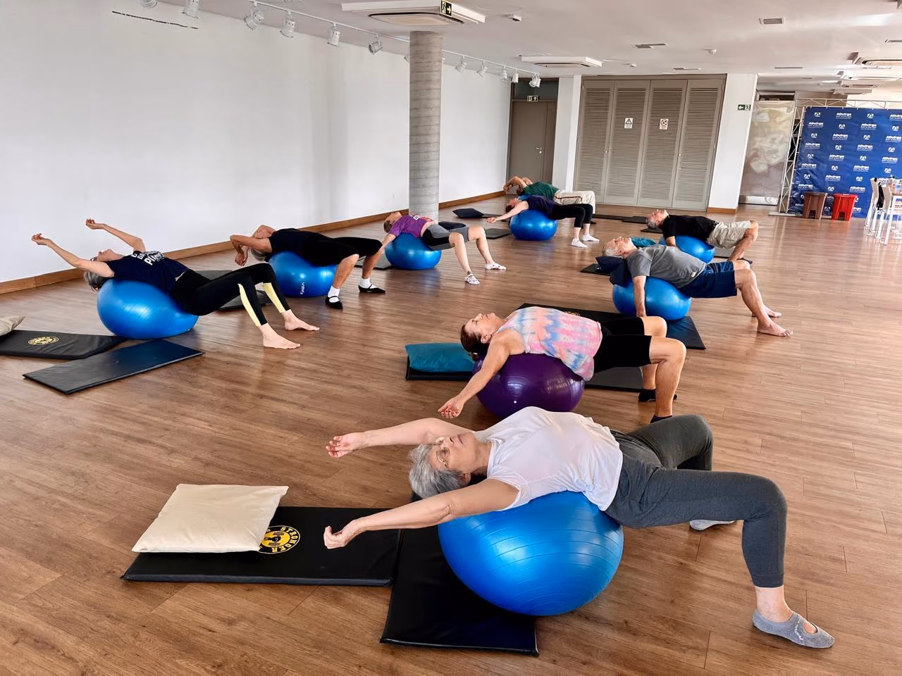 Aula de pilates em grupo com bolas na Academia Ajuste