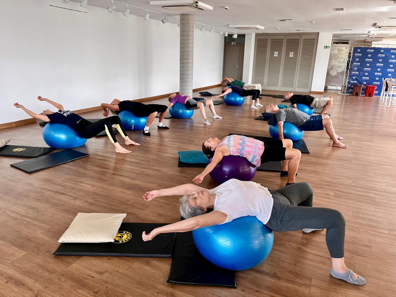 Aula de pilates em grupo com bolas na Academia Ajuste