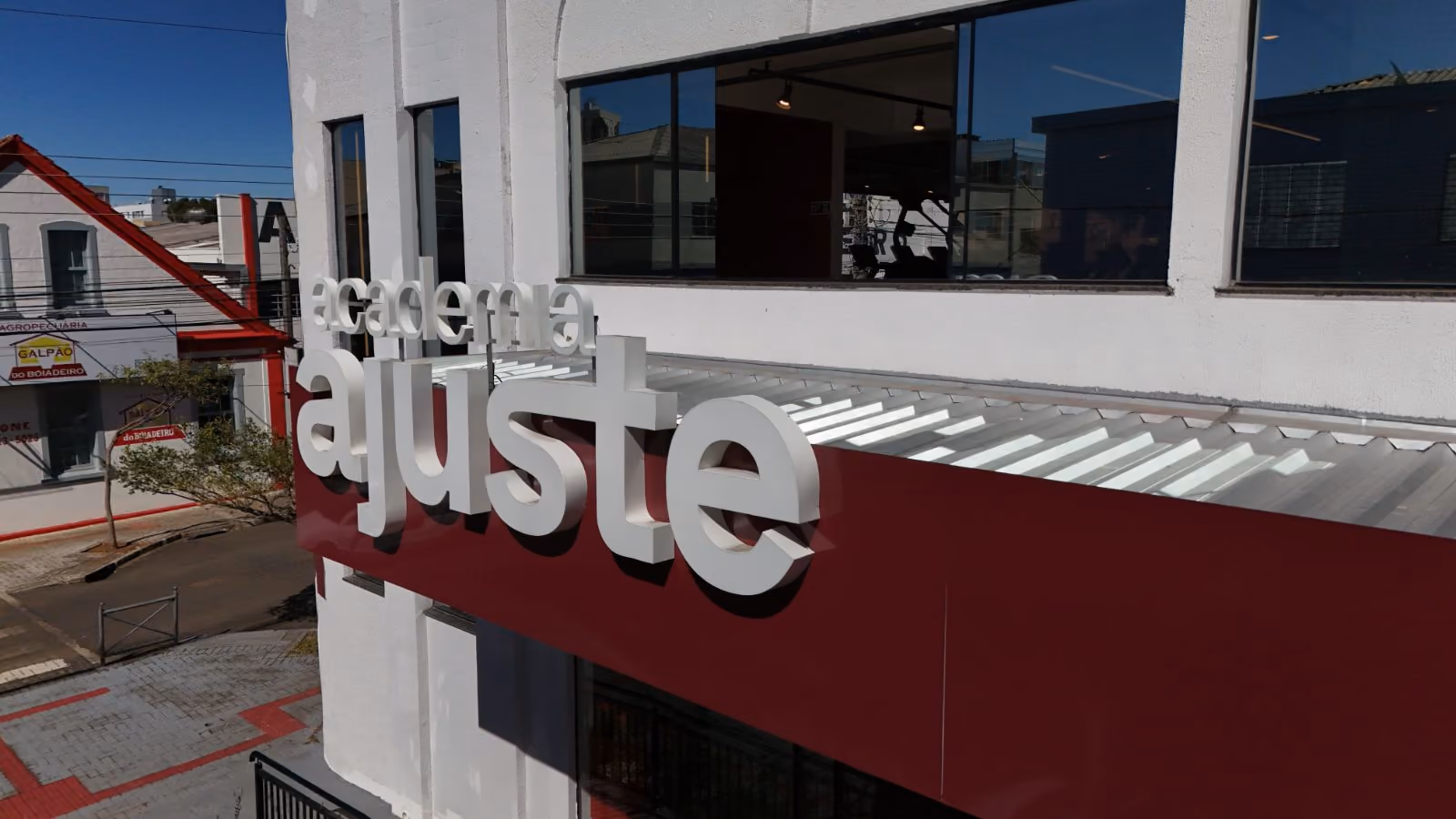 Fachada de uma unidade da Academia Ajuste com letreiro