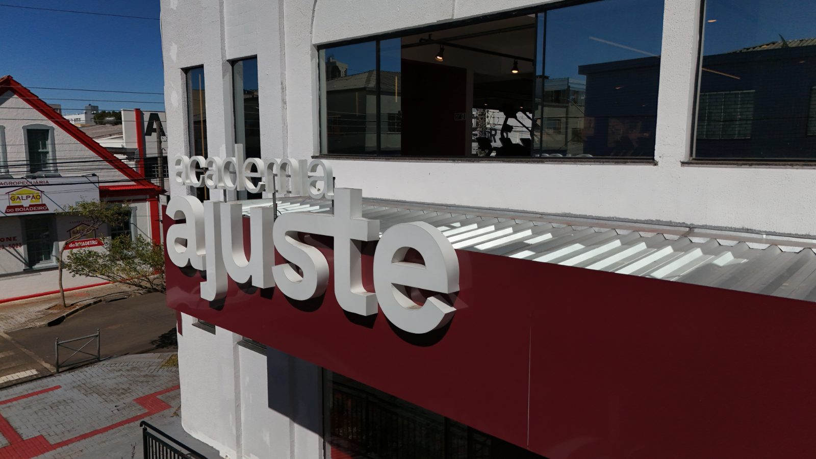 Fachada da Academia Ajuste com o letreiro academia ajuste
