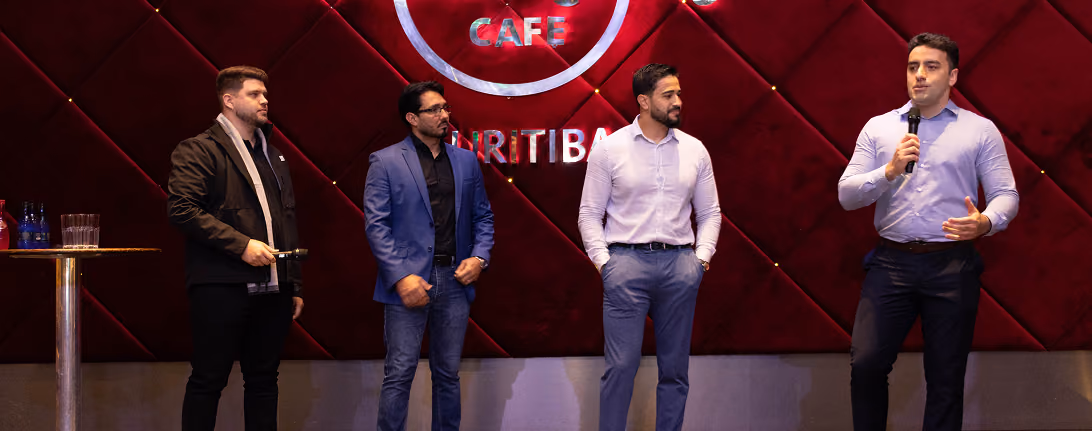 Os três fundadores da Academia Ajuste em um evento em Curitiba