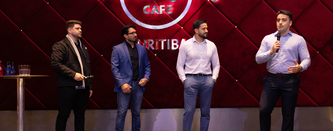 Os três fundadores da Academia Ajuste em um evento em Curitiba