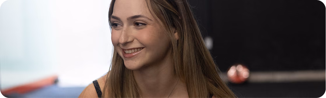 Aluna sorrindo na Academia Ajuste