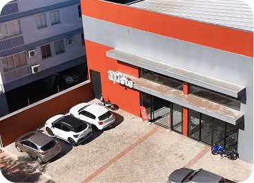 Estacionamento em frente a uma unidade da Academia Ajuste